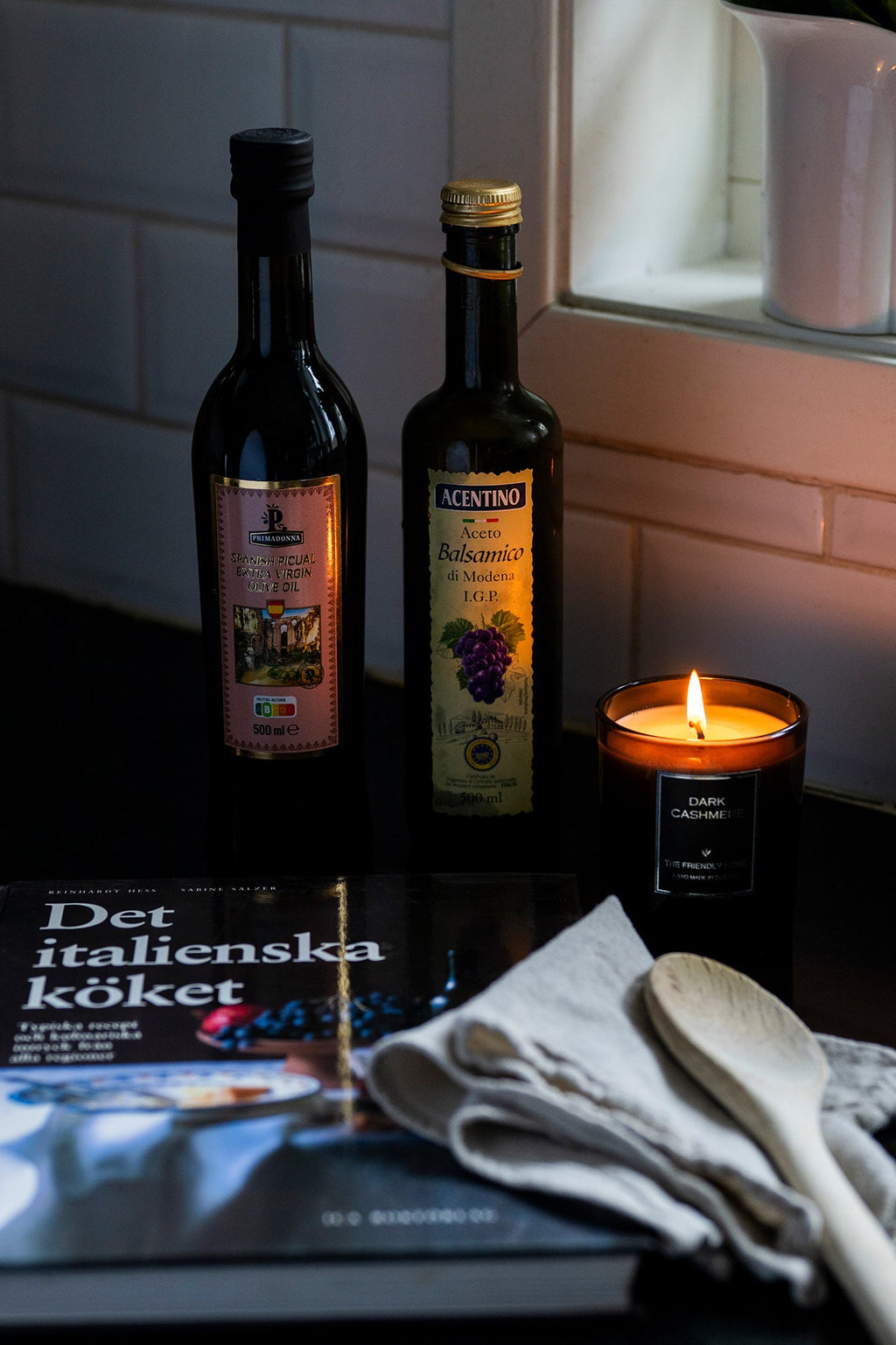 Dark Cashmere doftljus 220 g – amber, läder & citrus
