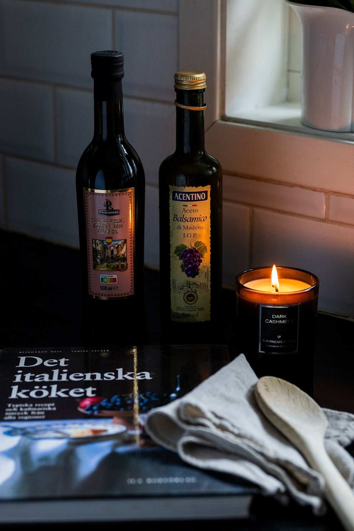 Dark Cashmere doftljus 220 g – amber, läder & citrus