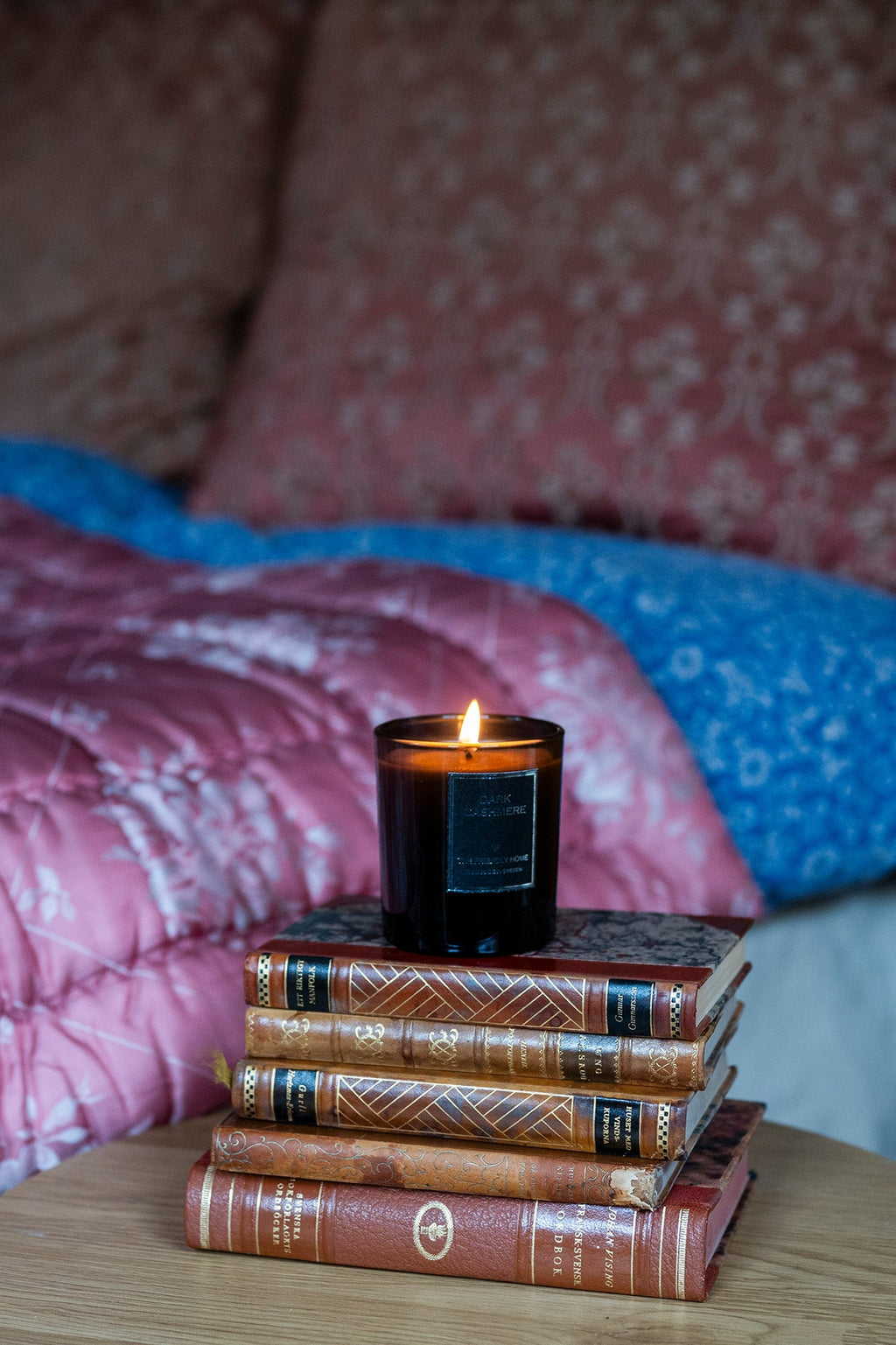 Dark Cashmere doftljus 220 g – amber, läder & citrus