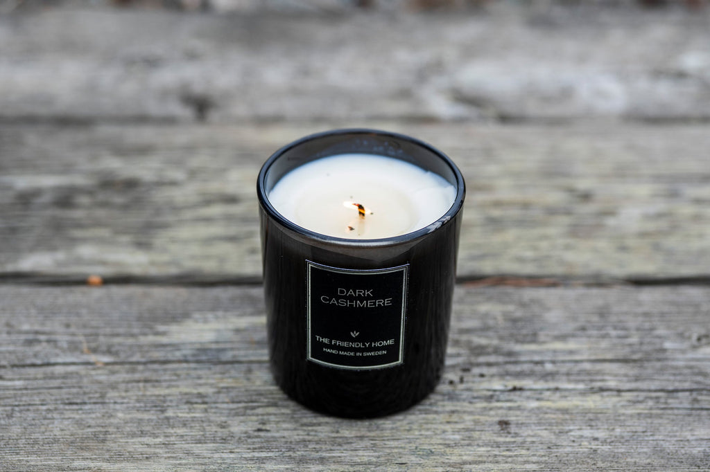 Dark Cashmere doftljus 220 g – amber, läder & citrus