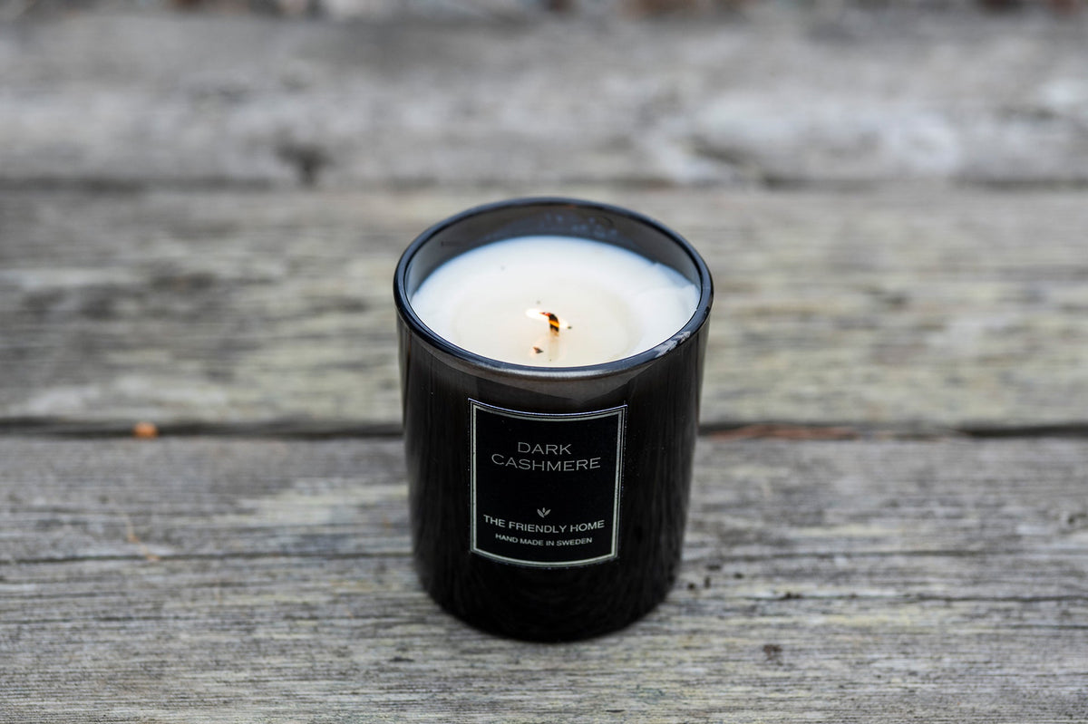 Dark Cashmere doftljus 220 g – amber, läder & citrus
